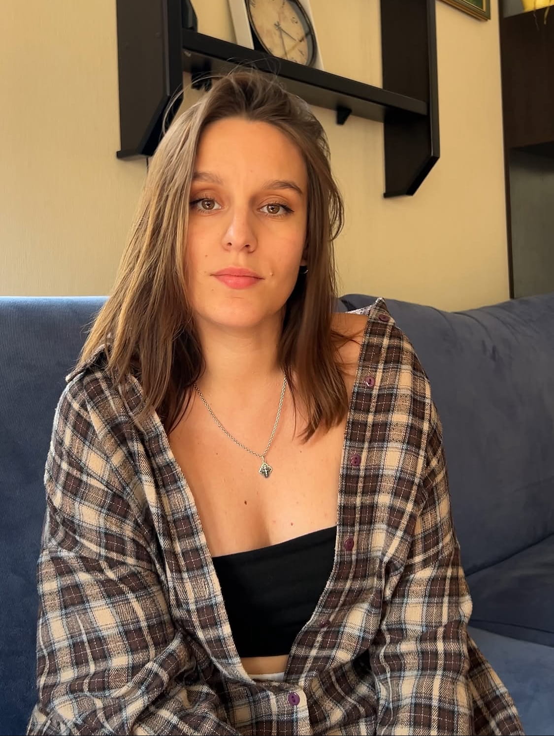 Leia Maievska - teacher is sitting on a couch in a rehersal room
